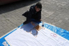 Αγοράκι-ζωγραφίζει-στην-πλατεία